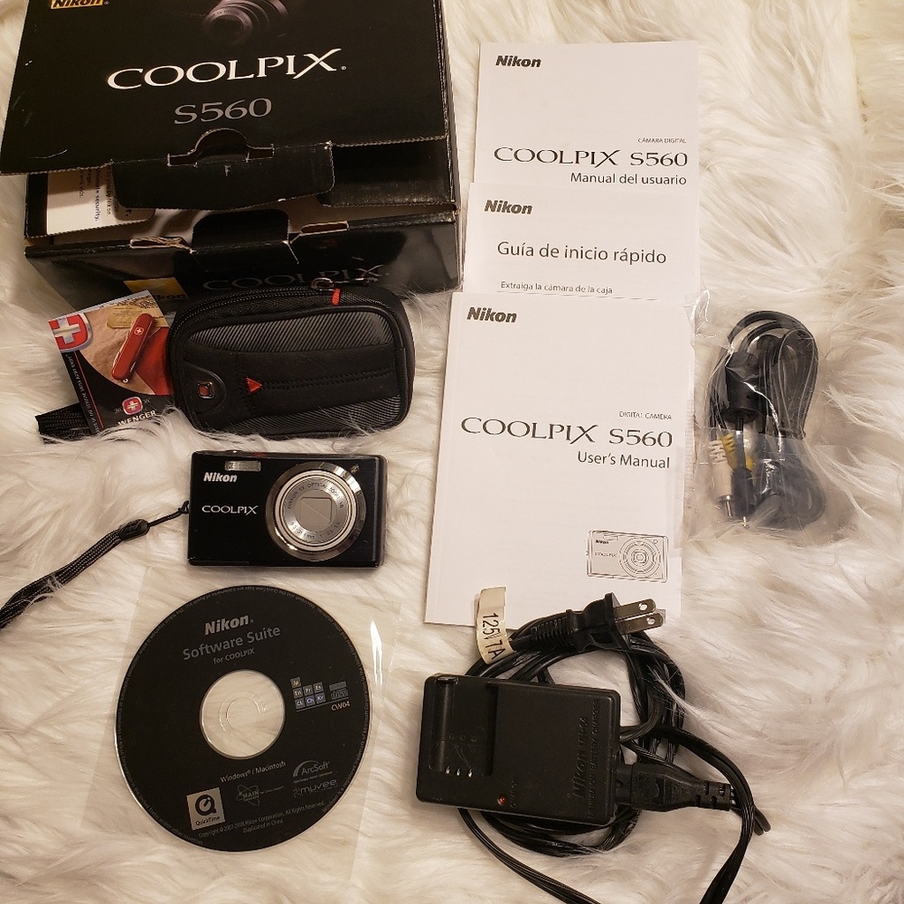 Nikon s560  Digital Camera with Box and Charger